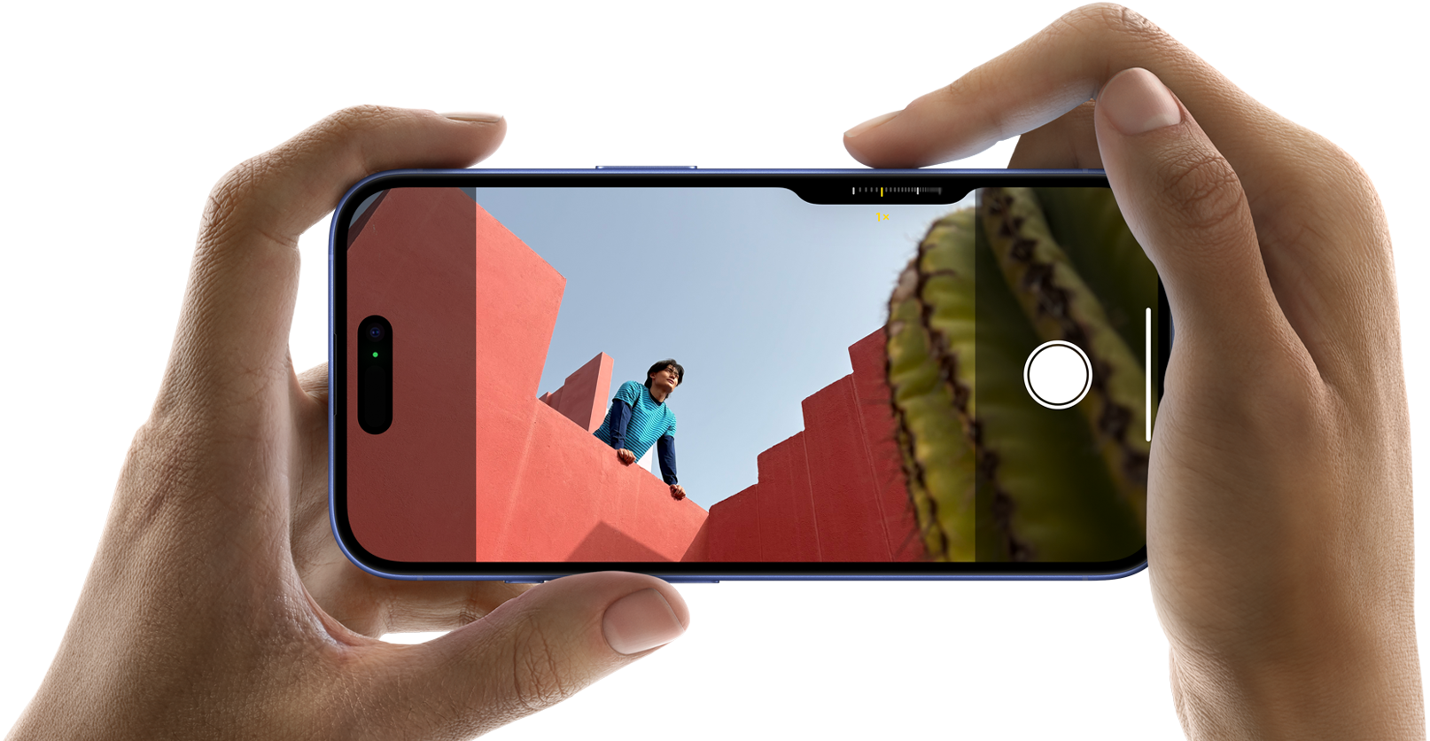 Kontrol Kamera pada iPhone 16, jari kanan meluncur di samping ponsel untuk menyesuaikan pengaturan kamera